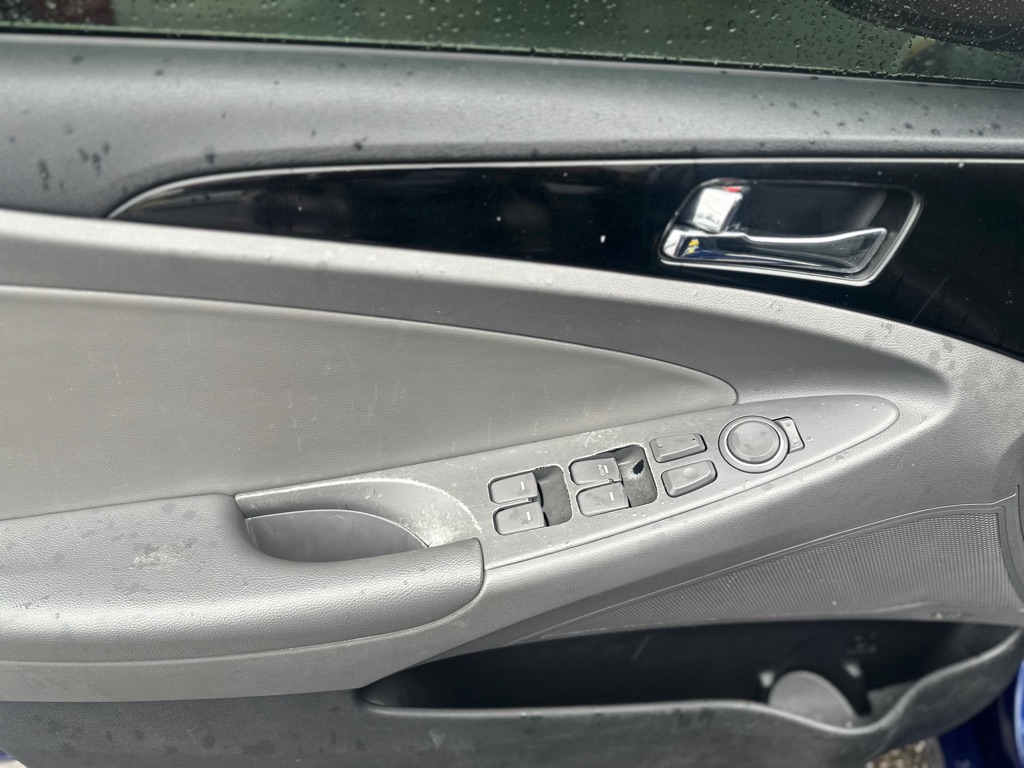 Photo 9 of this HYUNDAI SONATA