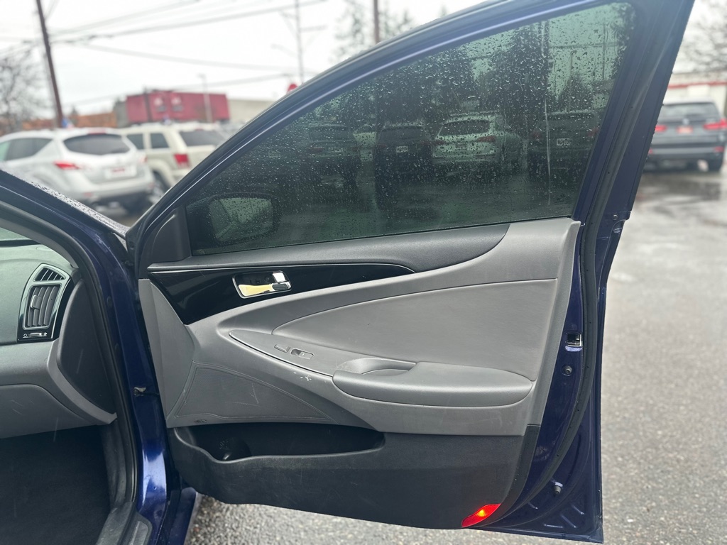 Photo 24 of this HYUNDAI SONATA
