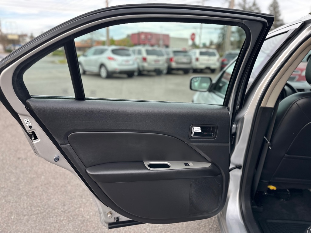 Photo 17 of this FORD FUSION