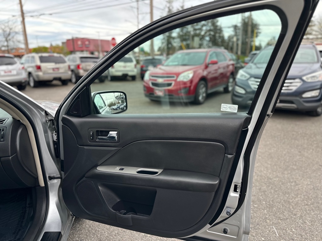 Photo 23 of this FORD FUSION