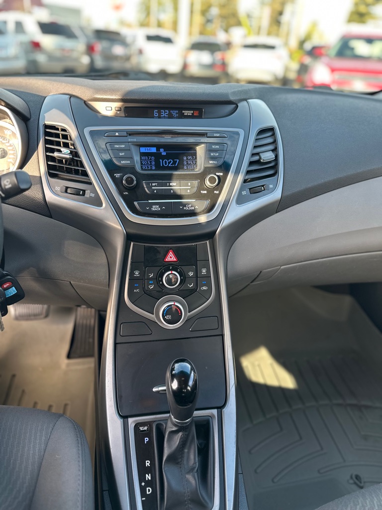 Photo 16 of this HYUNDAI ELANTRA