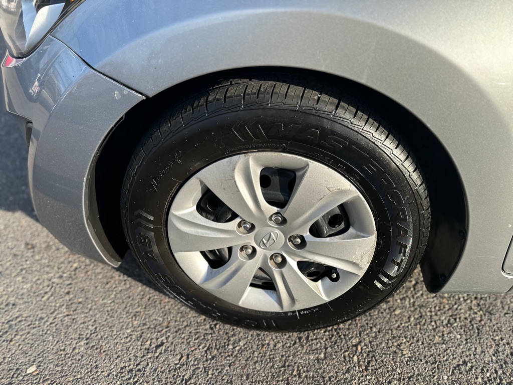 Photo 25 of this HYUNDAI ELANTRA