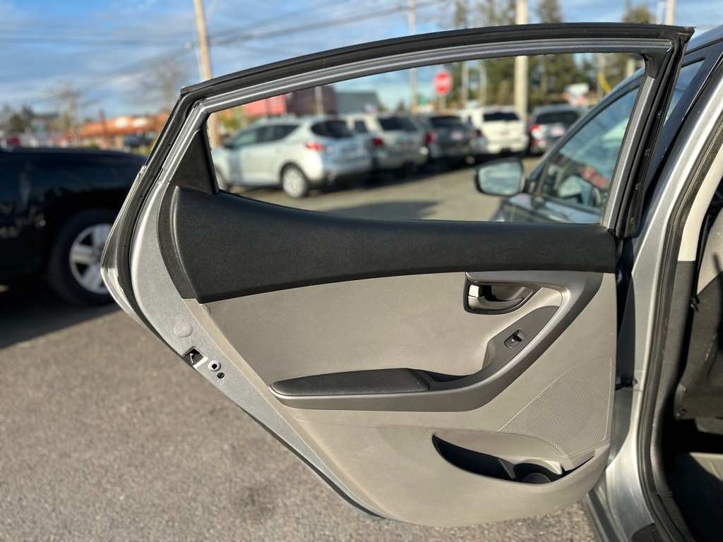 Photo 17 of this HYUNDAI ELANTRA
