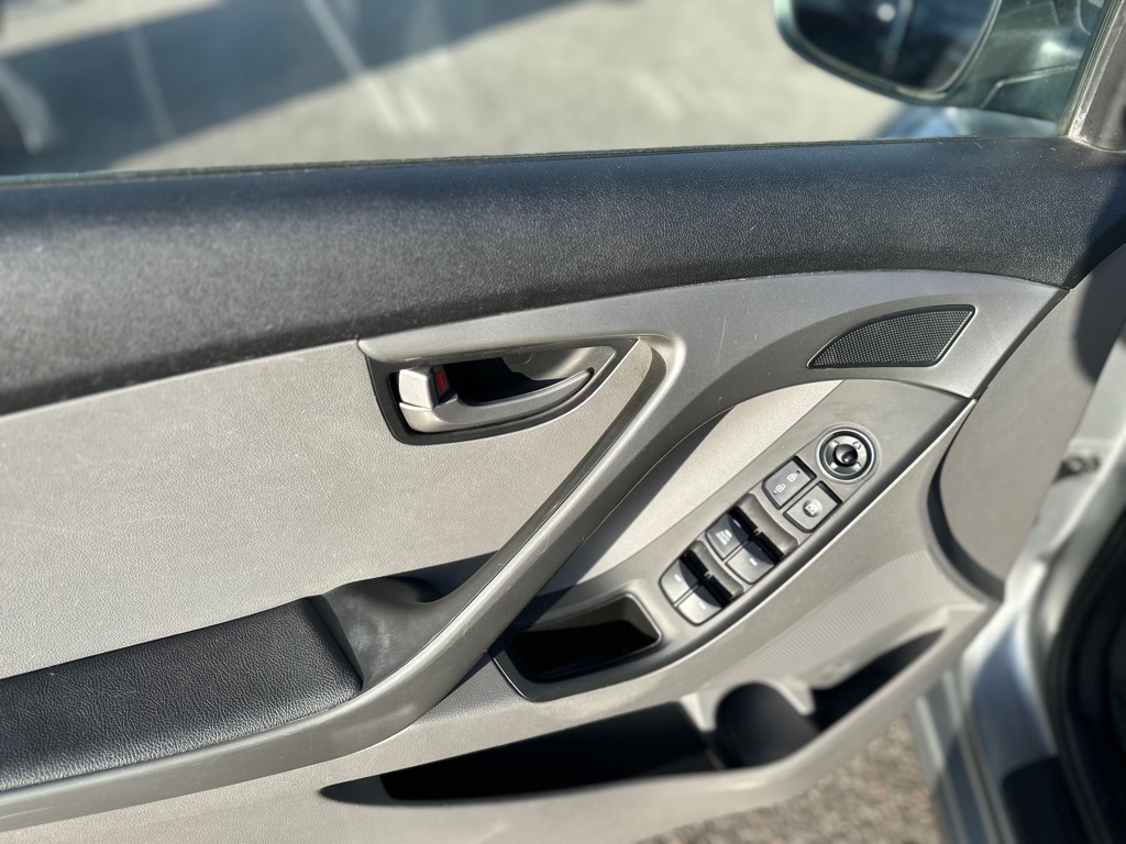 Photo 11 of this HYUNDAI ELANTRA