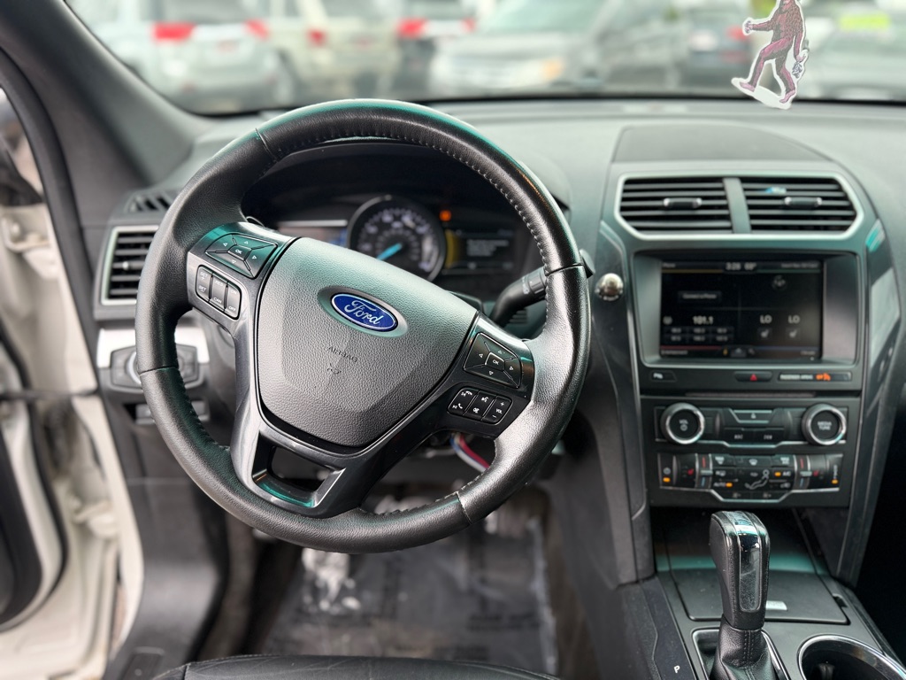 Photo 14 of this FORD EXPLORER