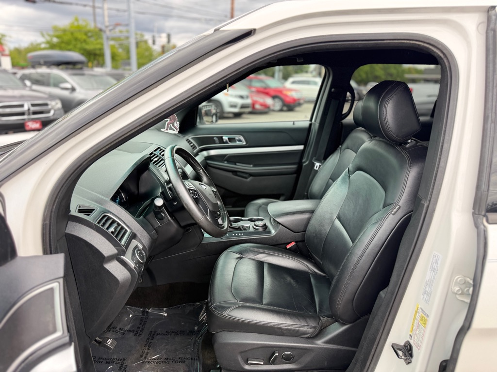 Photo 12 of this FORD EXPLORER