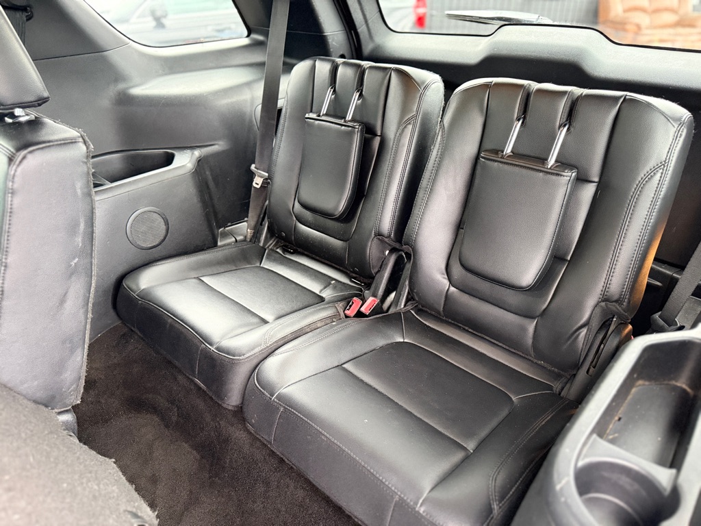 Photo 16 of this FORD EXPLORER
