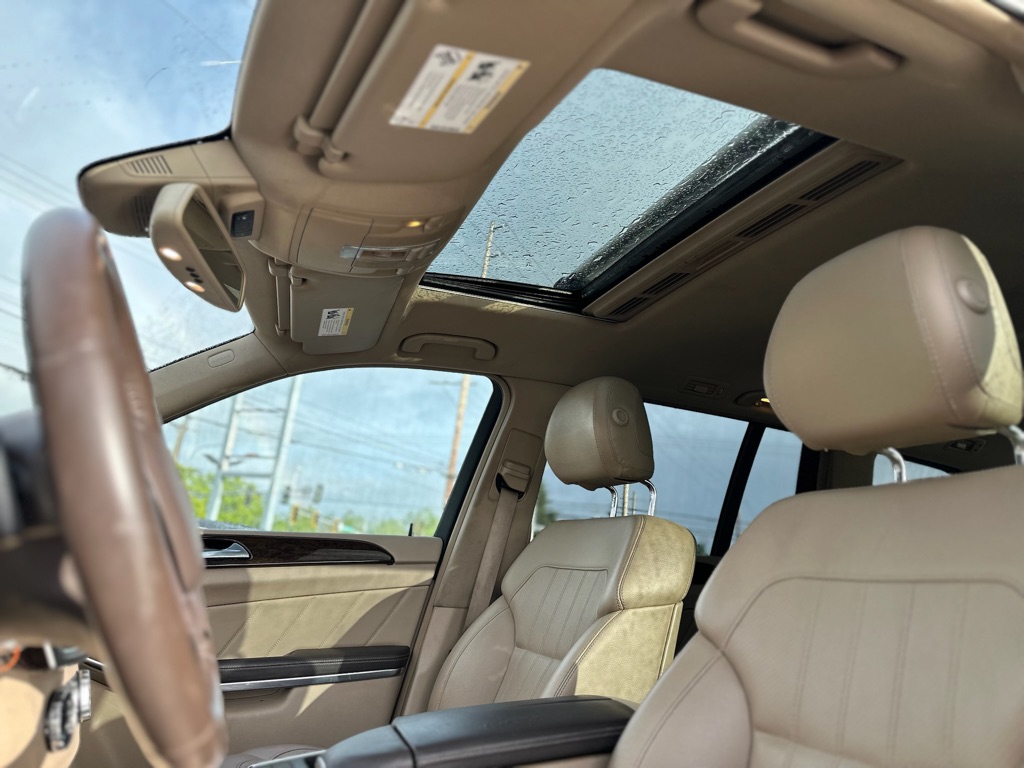 Photo 17 of this MERCEDES-BENZ GL-CLASS