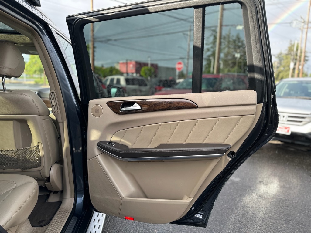 Photo 21 of this MERCEDES-BENZ GL-CLASS
