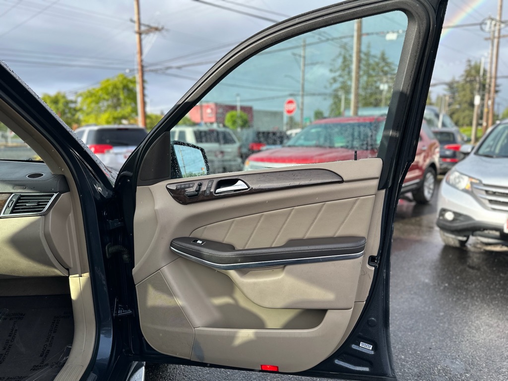 Photo 23 of this MERCEDES-BENZ GL-CLASS