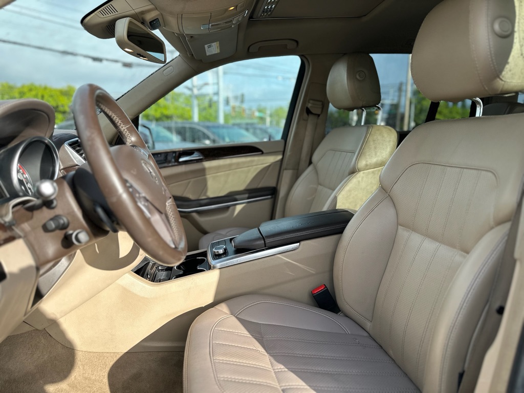 Photo 12 of this MERCEDES-BENZ GL-CLASS