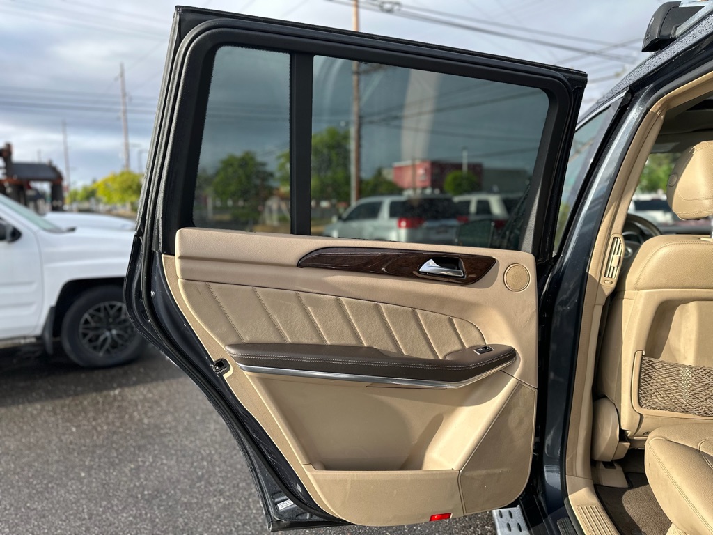 Photo 18 of this MERCEDES-BENZ GL-CLASS