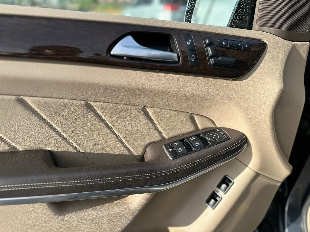Photo 11 of this MERCEDES-BENZ GL-CLASS