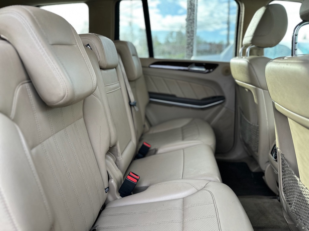 Photo 22 of this MERCEDES-BENZ GL-CLASS