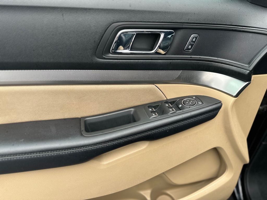 Photo 11 of this FORD EXPLORER
