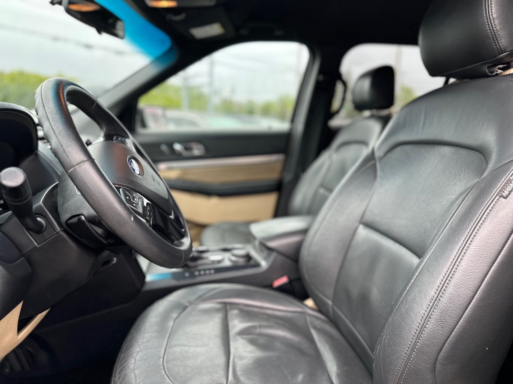 Photo 12 of this FORD EXPLORER