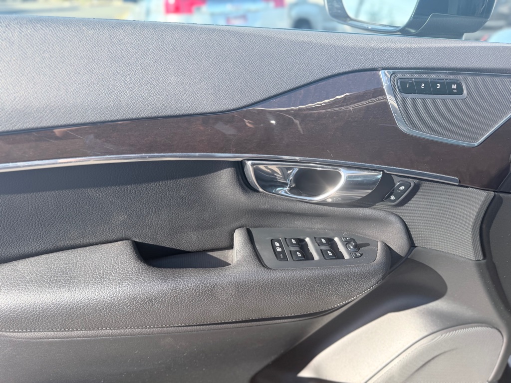 Photo 12 of this VOLVO XC90