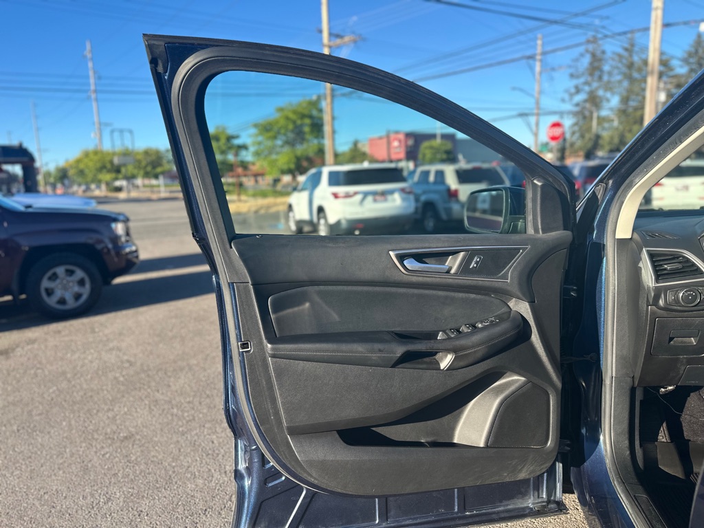 Photo 10 of this FORD EDGE