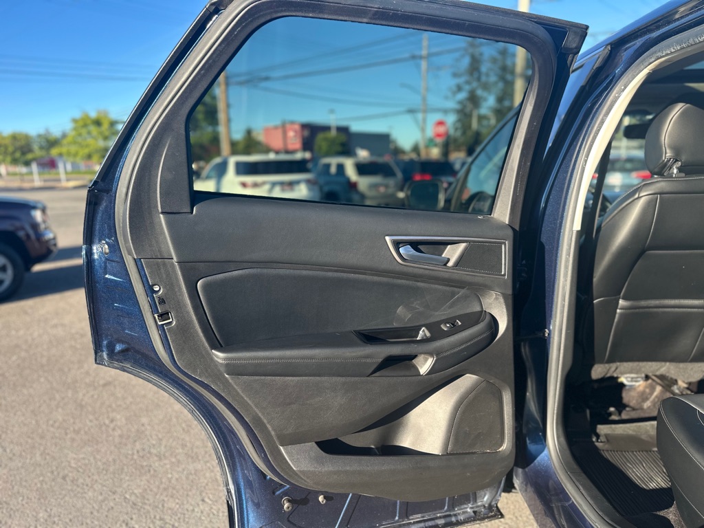 Photo 18 of this FORD EDGE