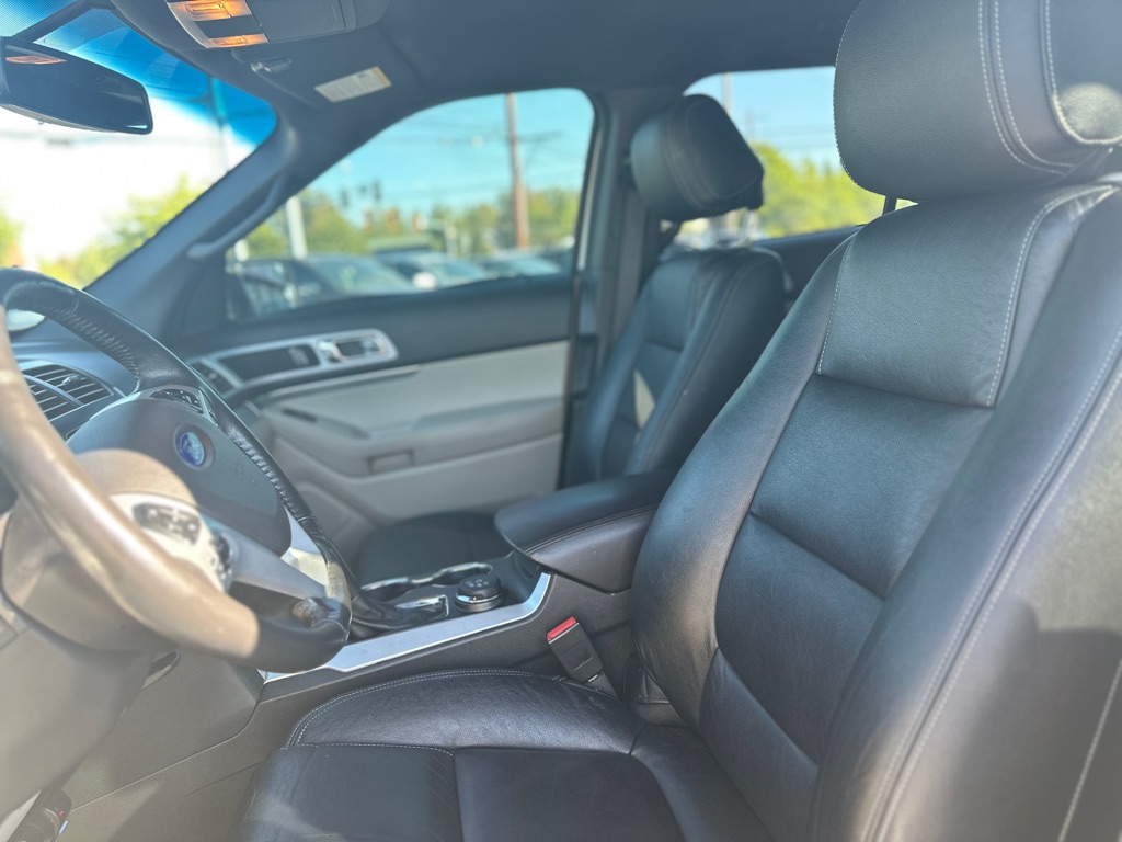 Photo 12 of this FORD EXPLORER