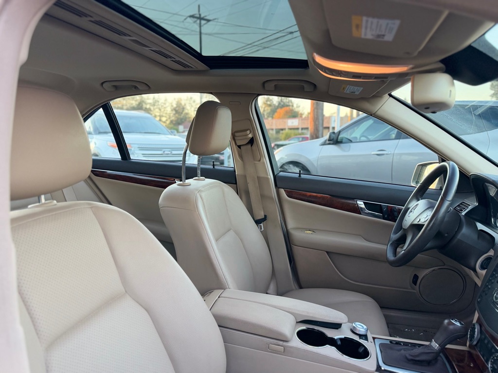 Photo 23 of this MERCEDES-BENZ C-CLASS