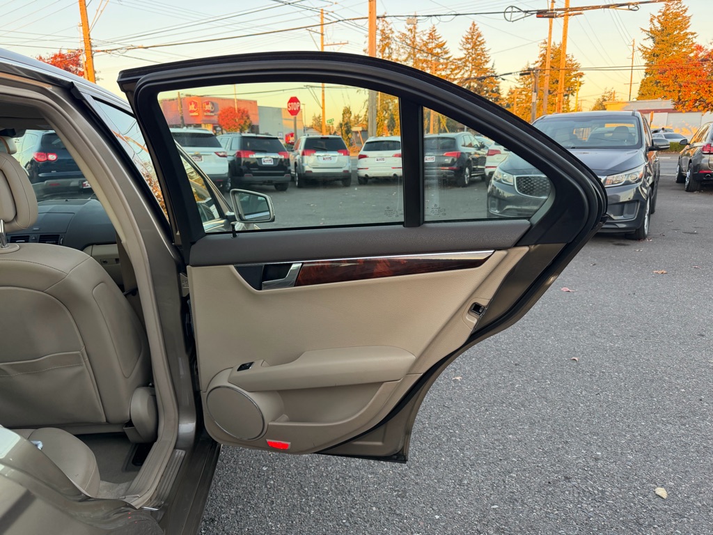 Photo 19 of this MERCEDES-BENZ C-CLASS