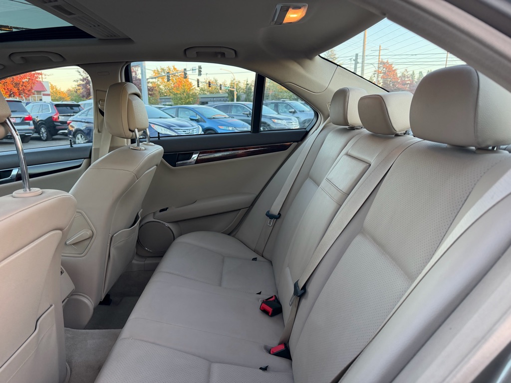 Photo 18 of this MERCEDES-BENZ C-CLASS