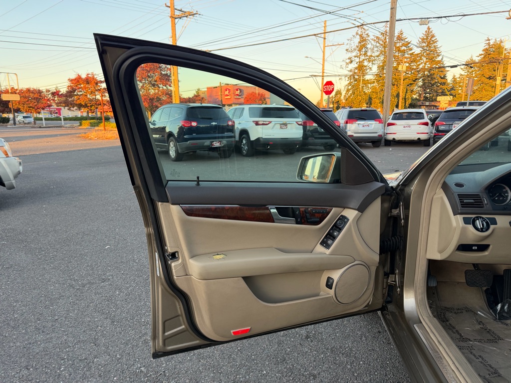 Photo 11 of this MERCEDES-BENZ C-CLASS