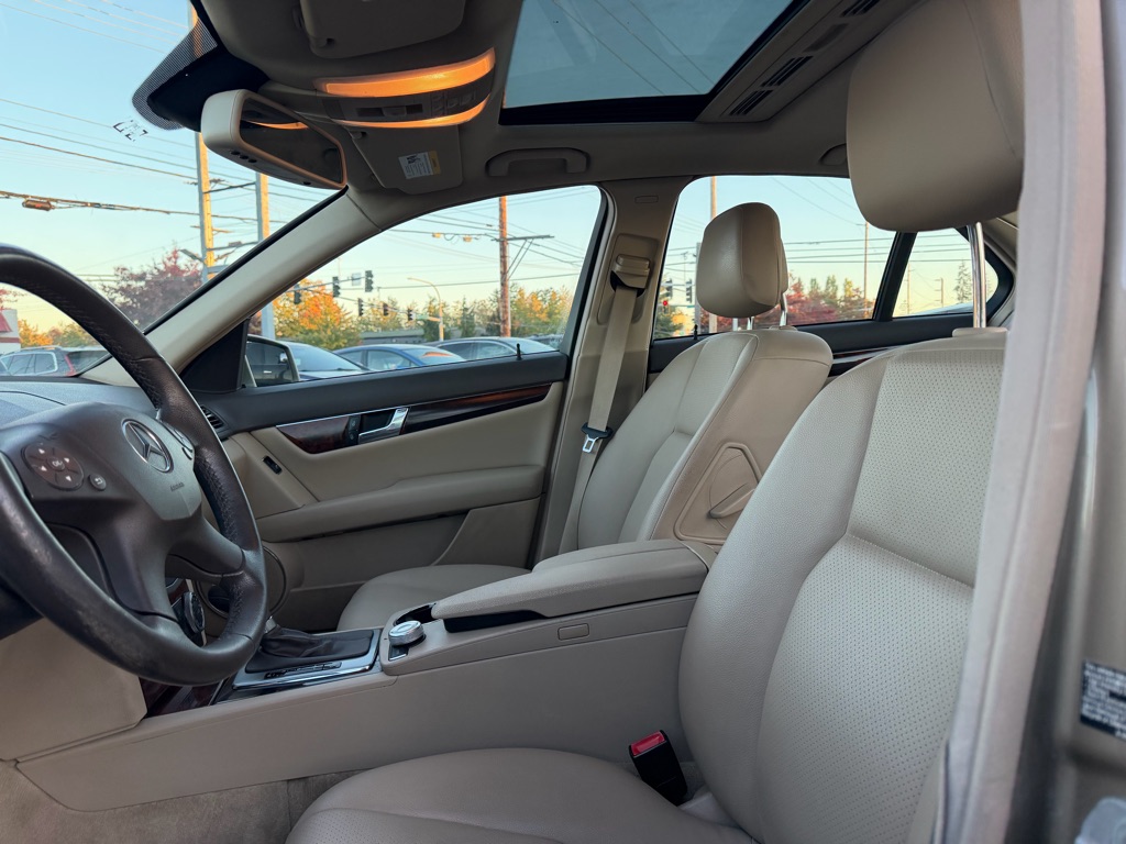 Photo 13 of this MERCEDES-BENZ C-CLASS