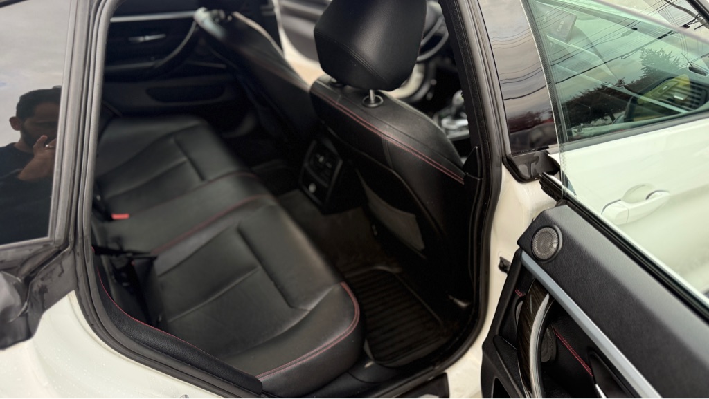 Photo 21 of this BMW 4 SERIES