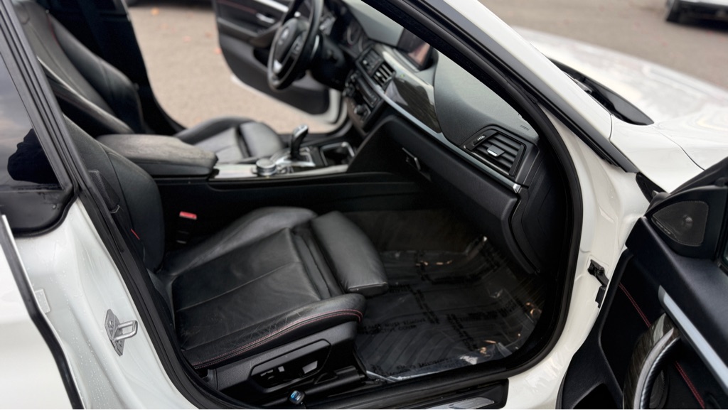 Photo 22 of this BMW 4 SERIES