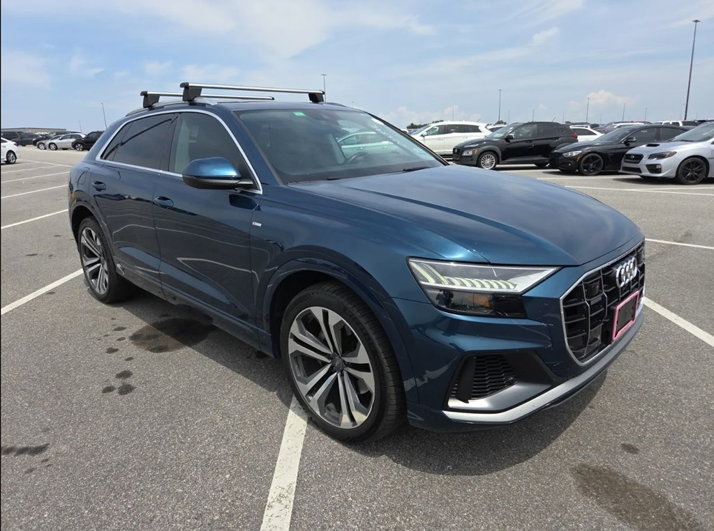 Photo 3 of this AUDI Q8