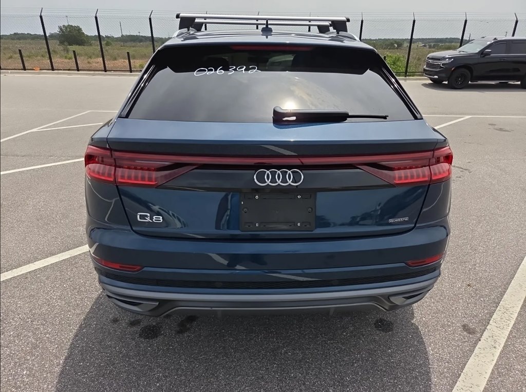 Photo 5 of this AUDI Q8