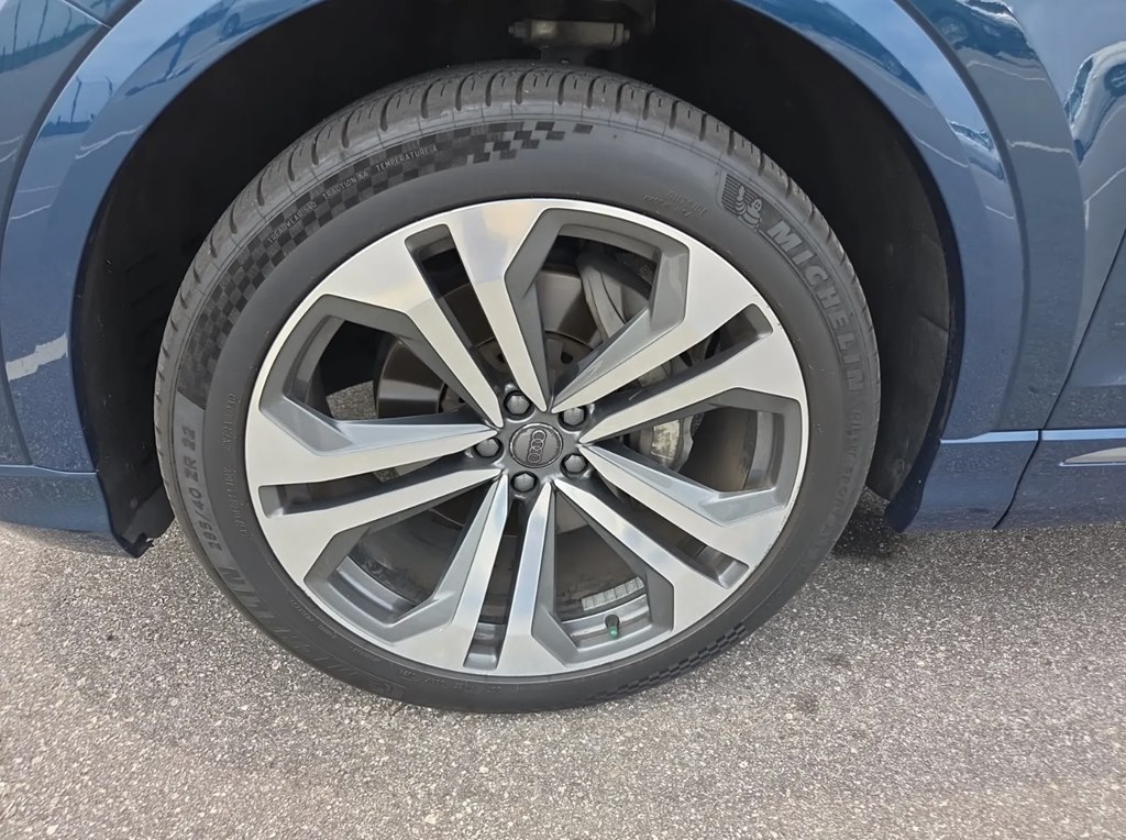 Photo 7 of this AUDI Q8