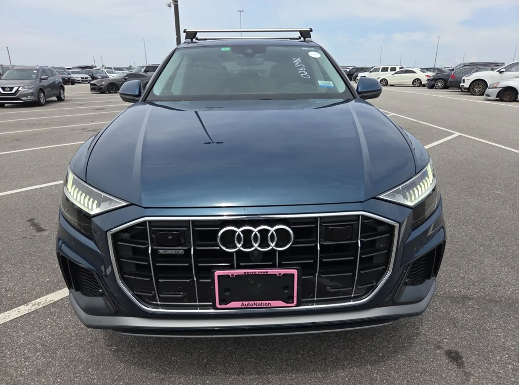 Photo 2 of this AUDI Q8
