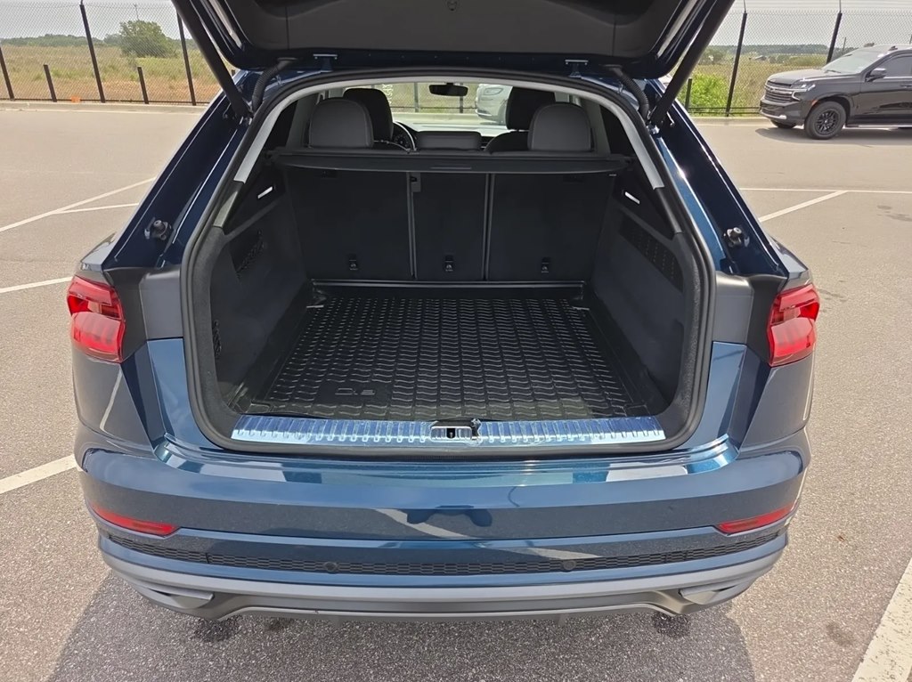Photo 17 of this AUDI Q8