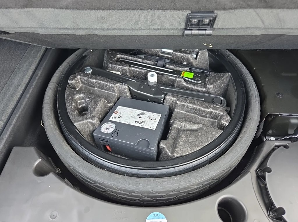Photo 19 of this AUDI Q8