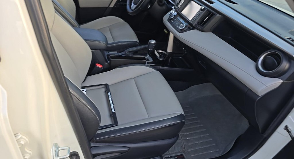 Photo 8 of this TOYOTA RAV4