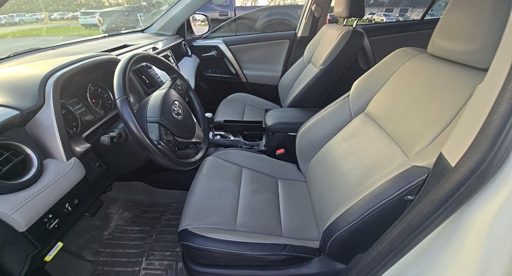 Photo 7 of this TOYOTA RAV4