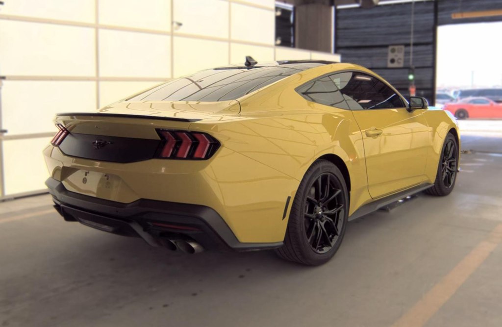 Photo 4 of this FORD MUSTANG