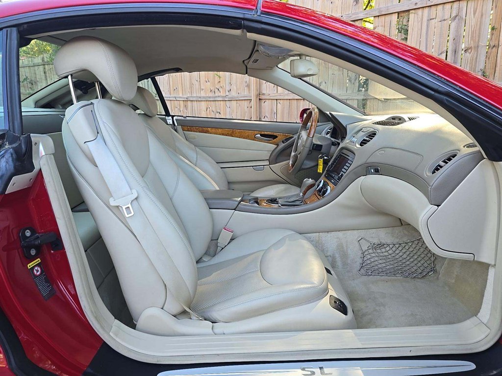 Photo 7 of this MERCEDES-BENZ SL-CLASS
