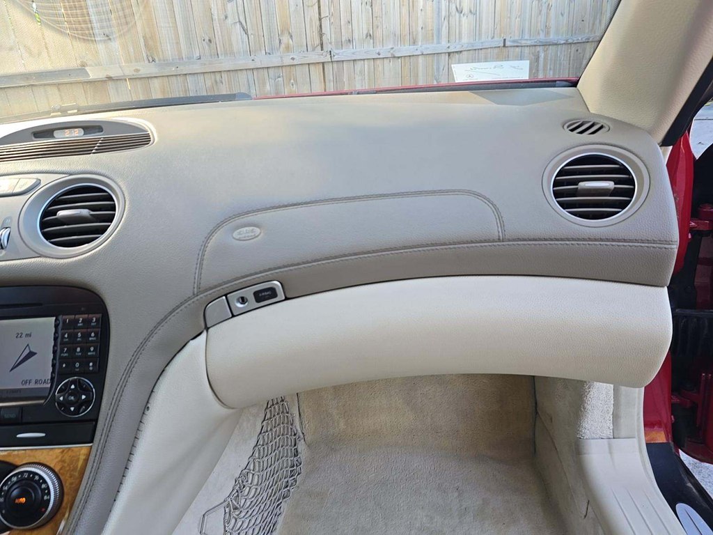 Photo 9 of this MERCEDES-BENZ SL-CLASS