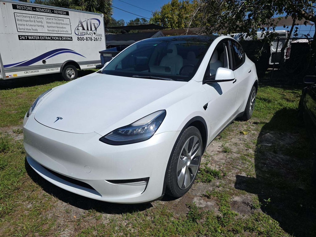 Photo 3 of this TESLA MODEL Y