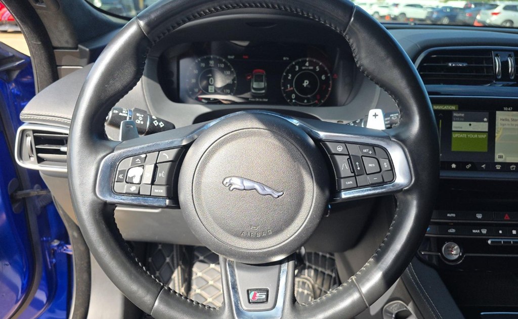 Photo 9 of this JAGUAR F-PACE