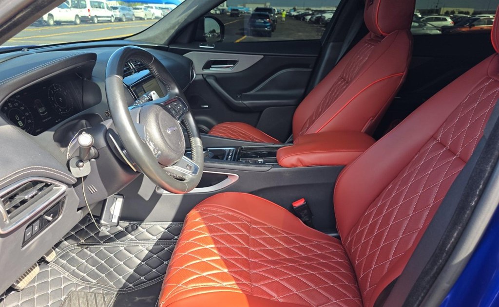 Photo 7 of this JAGUAR F-PACE