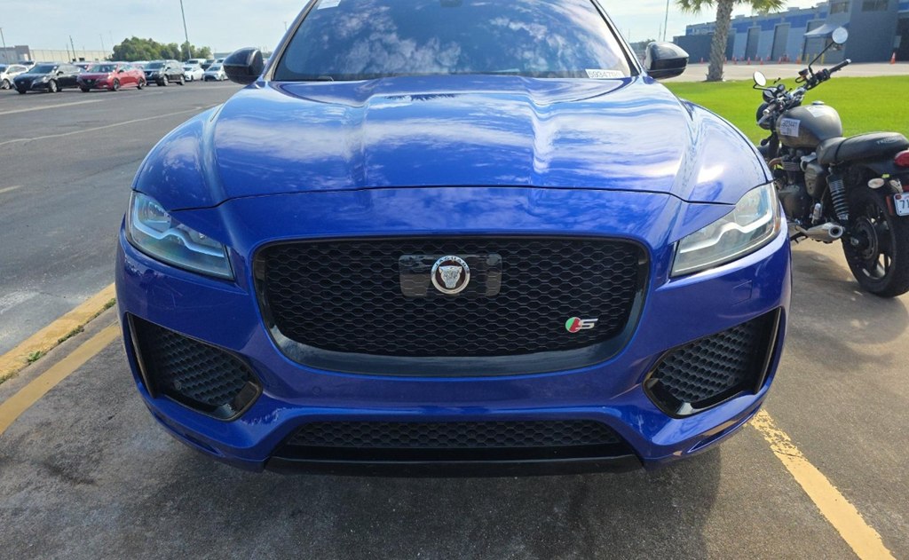 Photo 2 of this JAGUAR F-PACE