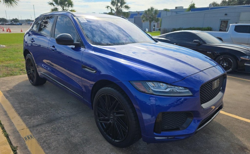 Photo 3 of this JAGUAR F-PACE