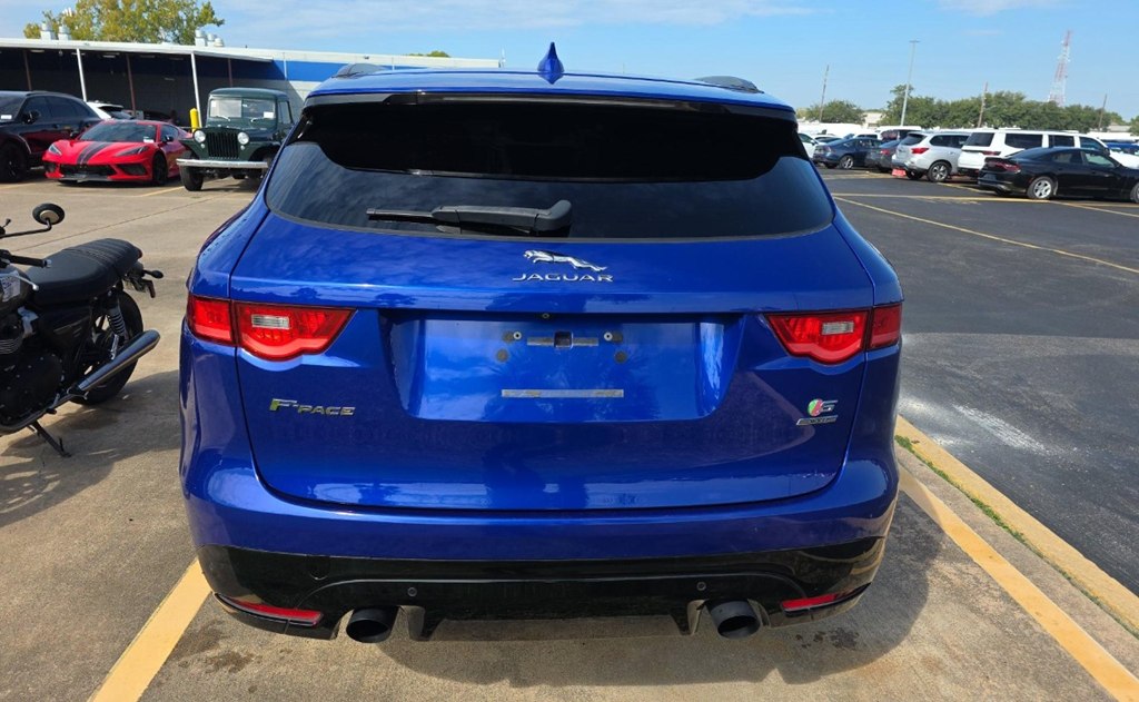 Photo 5 of this JAGUAR F-PACE