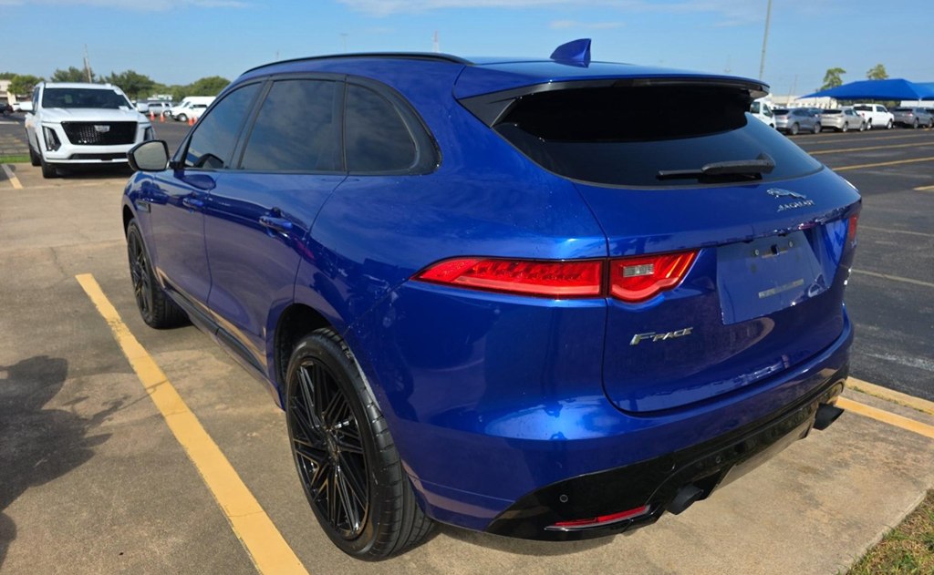 Photo 6 of this JAGUAR F-PACE