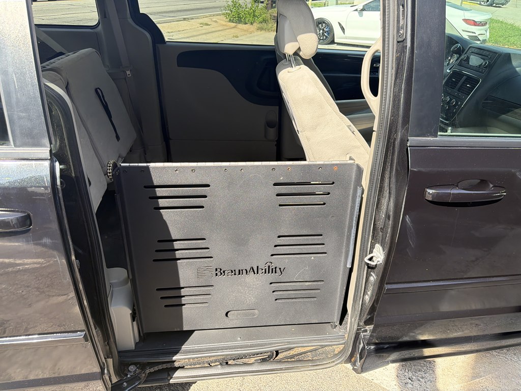 Photo 2 of this DODGE GRAND CARAVAN